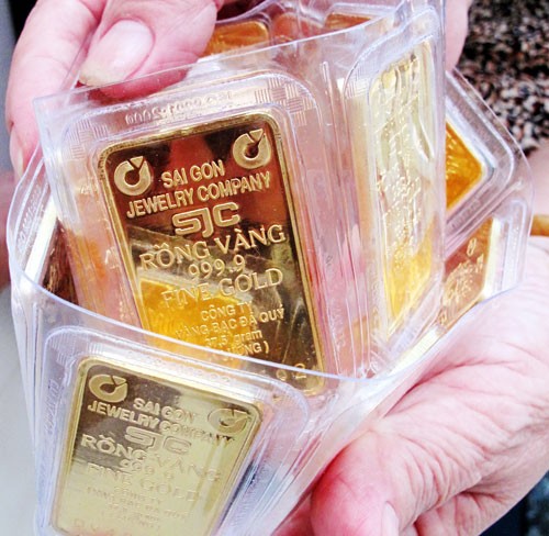 Vàng miếng nhái SJC và vàng miếng của Công ty SJC có mẫu mã, trọng lượng như nhau. Trong ảnh: một mẫu vàng miếng SJC thật - Ảnh: T.ĐẠM
